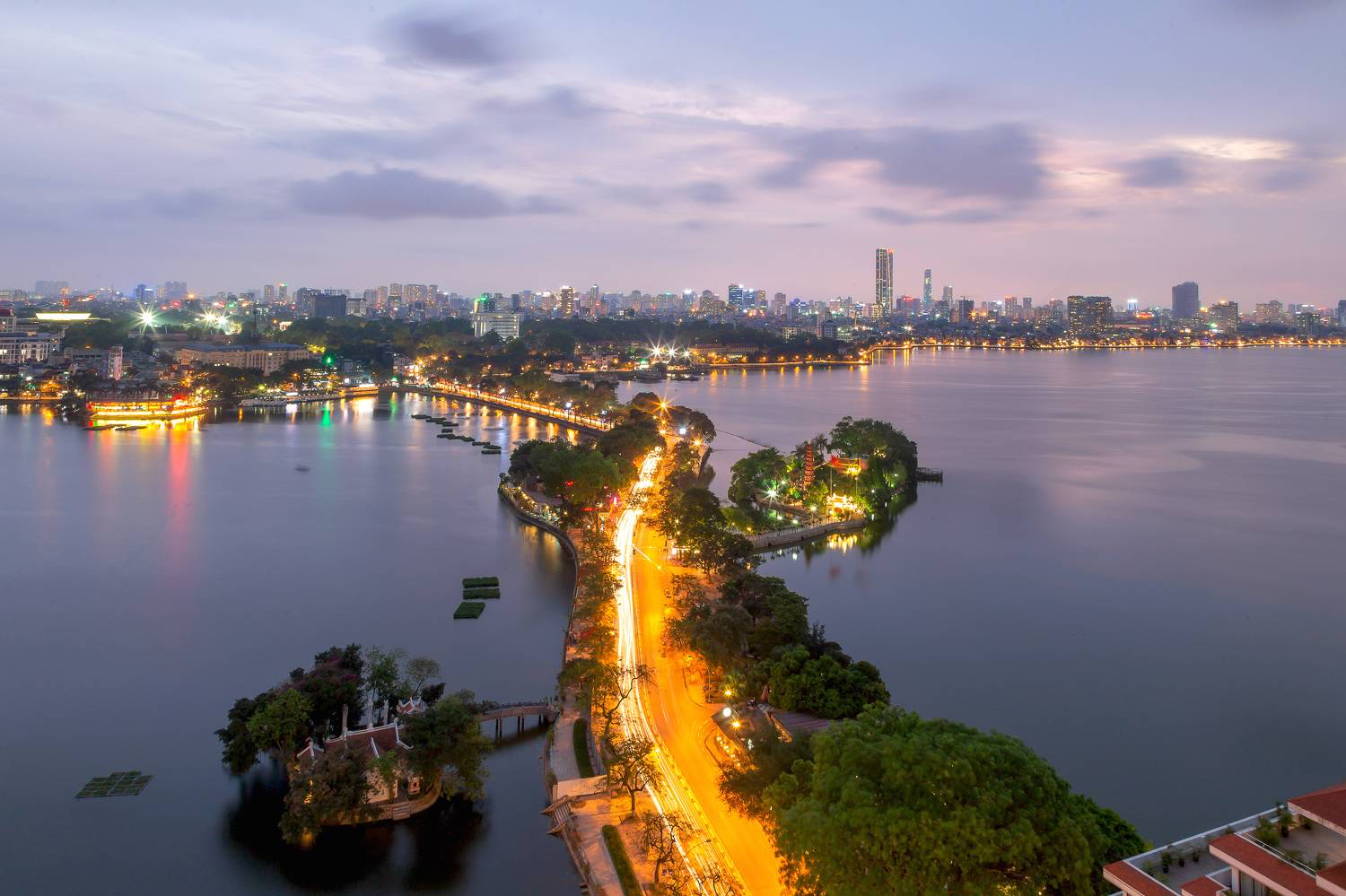 Load video: West Lake and Tran Quoc Pagoda in Hanoi