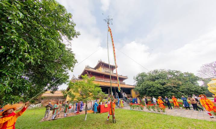 Load video: The ceremony of erecting Neu in the Hue Imperial Palace