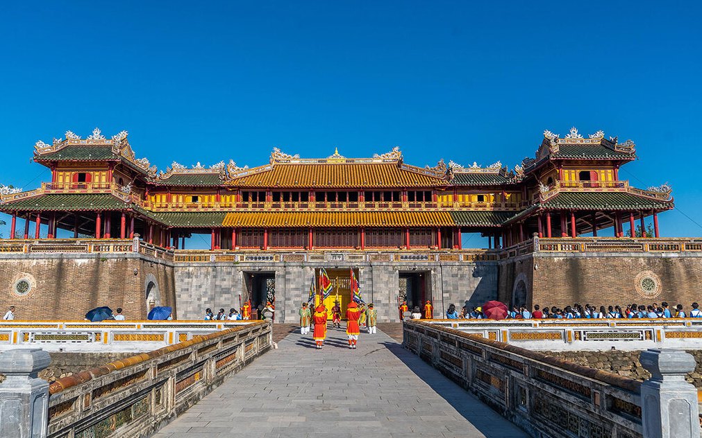 Load video: The Imperial Gaurd Changing at Ngo Mon, Hue